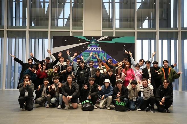네이버는 지난달 15일 경기 성남시 네이버 1784에서 치지직 파트너 스트리머 대상 간담회를 개최했다. 간담회에 참석한 치지직 파트너 스트리머들이 기념사진을 촬영하고 있다. 〈자료 네이버〉