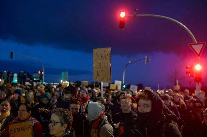 1월31일(현지시간) 독일 함부르크에서 기독민주연합의 이민 정책에 반대하는 시민들이 시위를 이어가고 있다. 로이터연합뉴스