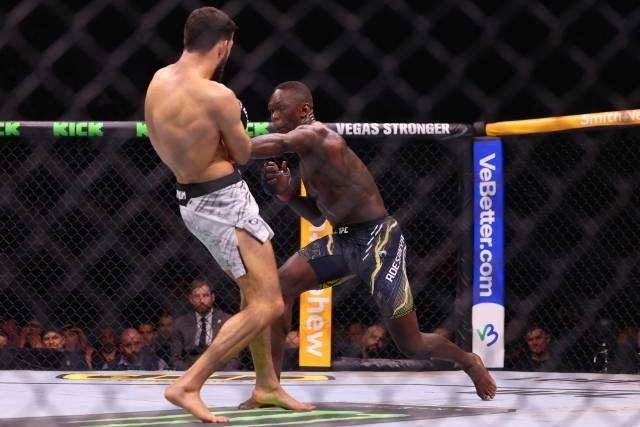 아데산야는 옥타곤으로 올라서는 동안 대단히 침착한 모습을 보였다. 특유의 경쾌한 발걸음은 없었다. 그만큼 부담감이 큰 매치였다. 그에게 있어 이마보프전은 2019년 앤더슨 실바전 이후 6년 만에 치르는 비 타이틀전. 무섭게 치고 올라오는 이마보프를 꺾어야만 반등할 수 있었다. 사진=AFP=연합뉴스 제공