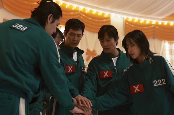 배우 조유리는 5인 6각 게임을 하는 도중 옆에 있는 선배들과 다 같이 넘어진 적이 있었다고 전했다. 그는 "내가 언제 이렇게 대단한 선배님들과 다리를 묶고 바닥에 누워보겠나 싶어 행복했다"며 "그 순간조차도 꿈이야 생시야 하며 찍었다"고 웃었다. 넷플릭스 제공