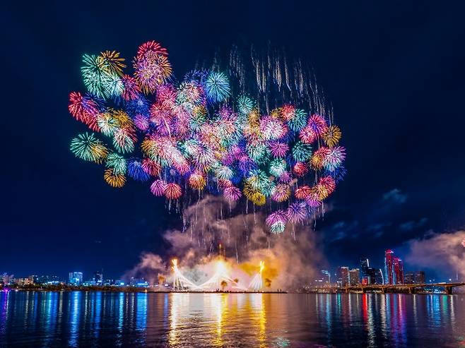 불꽃놀이는 공중에서 폭발을 일으켜 형형색색의 '불꽃'을 만들고 즐기는 놀이다. 화약과 함께 로켓에 탑재된 금속들은 연소하면서 서로 다른 색깔의 빛을 뿜는다. 게티이미지뱅크 제공