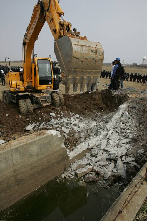 국방부가 미군기지 이전을 위해 3차 행정대집행에 나선 2006년 4월7일 오전 경기도 평택시 팽성읍 황새울 들판에서 국방부가 동원한 용역 굴삭기가 농사를 짓지 못하게 농수로를 부수고 있다. 한겨레 자료사진