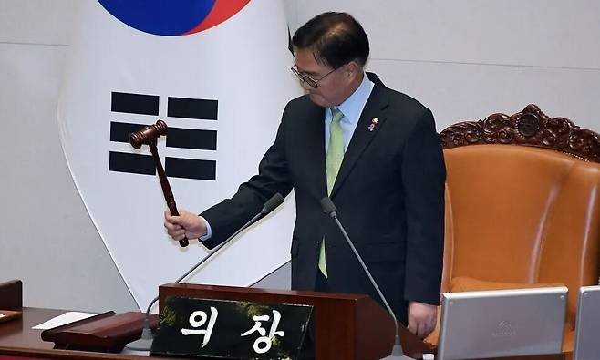 윤석열 대통령이 2024년 12월3일 밤 긴급성명을 통해 비상계엄을 선포한 가운데 12월4일 새벽 서울 여의도 국회 본회의에서 우원식 국회의장이 의사봉을 두드리고 있다. 연합뉴스