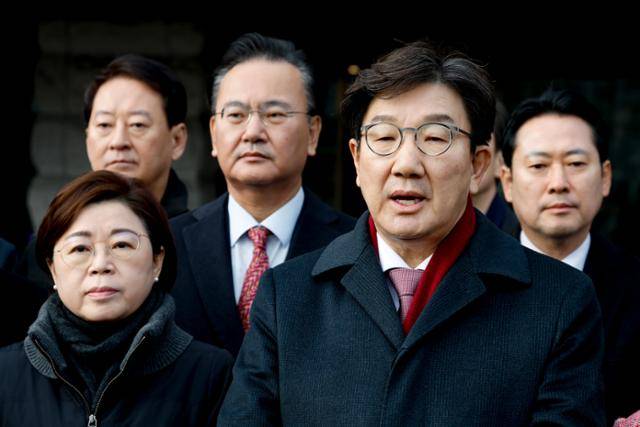 권성동(앞줄 오른쪽) 원내대표를 비롯한 국회 법제사법위원회 소속 국민의힘 의원들이 지난달 22일 헌법재판소를 항의 방문해 탄핵소추된 한덕수 국무총리 심판 사건의 조속한 처리 등을 요구하고 있다. 뉴스1