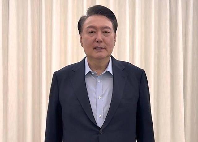 윤석열 대통령이 고위공직자범죄수사처와 경찰이 체포영장 재집행에 나선 지난달 15일 관저에서 촬영된 것으로 보이는 영상을 통해 '국민께 드리는 말씀' 제하의 대국민 담화를 발표하고 있다. 대통령실 제공