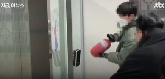 녹색 점퍼를 입은 A씨는 지난달 19일 오전 3시쯤 윤석열 대통령 구속영장 발부 이후 소화기와 둔기로 서부지법 유리창과 보안장치를 부순 혐의를 받는다. JTBC 캡처