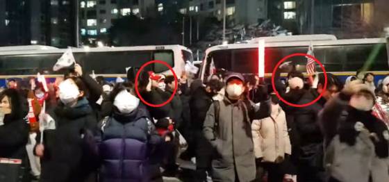 시위대에 수신호를 보냈다는 의혹을 받는 C씨는 다른 사람을 유도하듯 손을 흔들었고, B씨 등 모인 사람들과 대화를 했다. 유튜브 캡처