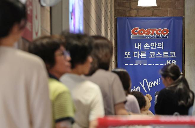 7년 만에 국내 코스트코 연회비가 오른다. 인상폭은 미국·캐나다보다 높은 최대 15.2%다. 사진은 경기 고양 코스트코에서 쇼핑하는 시민들의 모습. /사진=뉴스1
