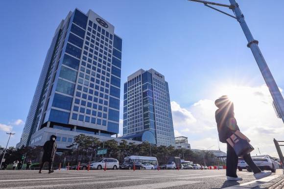 현대차그룹, 올해 국내에 역대 최대규모 투자 단행 - 지난달 9일 오후 서울 서초구 현대자동차 본사의 모습. 연합뉴스