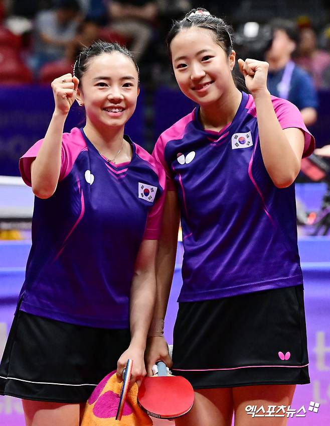 한국 여자 탁구의 간판 신유빈(오른쪽)이 3일 싱가포르에서 열린 월드테이블테니스(WTT) 시리즈 2025 싱가포르 스매시 본선 여자 단식 64강전에서 전지희를 게임 스코어 3-0(11-8 11-6 11-7)으로 이겼다. 사진 엑스포츠뉴스 DB