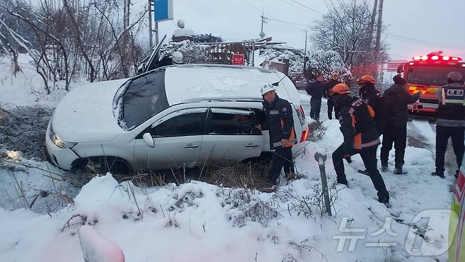 4일 오전 7시 15분께 전북 정읍시 소성면의 한 도로에서 SUV차량이 눈길에 미끄러진 모습(전북자치도소방본부 제공) 2025.2.4/뉴스1 ⓒ News1 장수인 기자