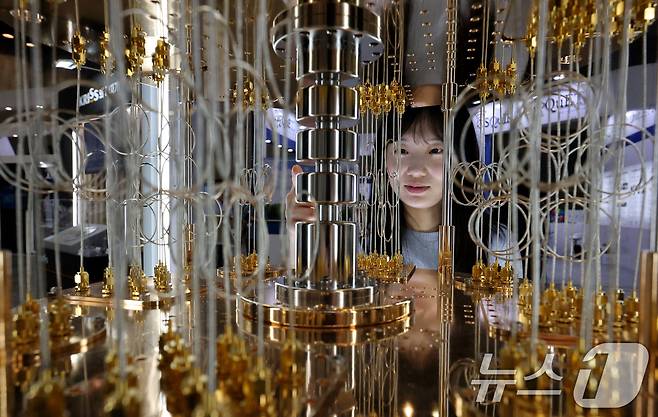 퀀텀 코리아 2024에 참가한 한국표준과학연구원 관계자가 양자컴퓨터 모형을 설명하고 있다./뉴스1 ⓒ News1 장수영 기자