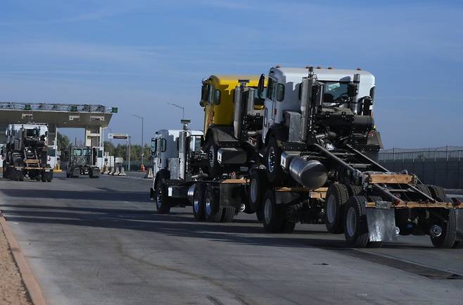 멕시코 국경에서 미국으로 향하는 트럭들 모습. AP 뉴시스