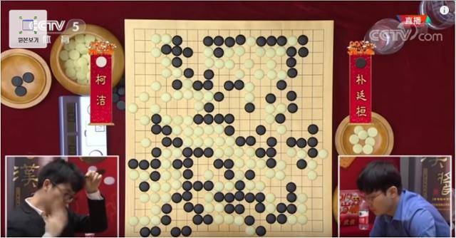 중국의 커제(왼쪽) 9단이 지난 2019년 2월 중국 쓰촨성에서 박정환 9단과 가졌던 ‘2019 CCTV 하세배 한·중·일 바둑쟁탈전’ 결승에서 실수가 이어지자, 오른손으로 자신의 뺨을 세차게 가격하고 있다. 생방송으로 중계된 이 경기 도중 커제 9단이 바둑돌을 바닥에 집어 던지는 장면도 고스란히 전파를 탔다. 유튜브 캡처