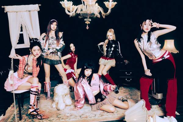 걸그룹 아이브가 3일 새 미니 앨범 ‘아이브 엠파시’를 들고 9개월 만에 돌아왔다. 자기애, 자기 확신을 팀의 정체성으로 내세워 온 아이브는 이번 앨범에선 ‘나’에서 ‘우리’로 시선을 확장해 공감대를 넓혔다. 지난달 선공개된 더블 타이틀곡 ‘레블 하트’는 음원 스트리밍 플랫폼에서 최상위권에 안착했다. 스타쉽엔터테인먼트 제공