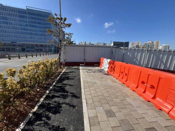 4일 오후 2시께 시흥시청 인근 ‘월곶~판교 복선전철’ 3공구 공사 현장. 인도가 막혀 있다. 김형수기자