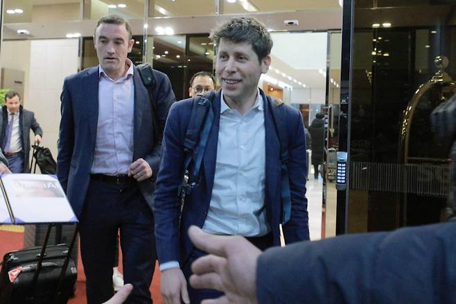 샘 올트먼 오픈 AI 최고경영자(CEO)가 지난 3일 오후 서울 강서구 김포비즈니스항공센터를 통해 입국하고 있다. /사진=공동취재