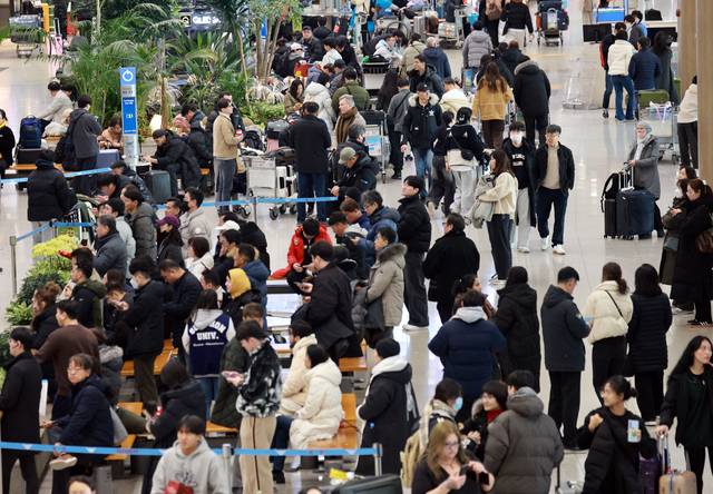 설 연휴 마지막 날인 지난달 30일 인천국제공항 입국장이 인파로 붐비고 있다. 연합뉴스
