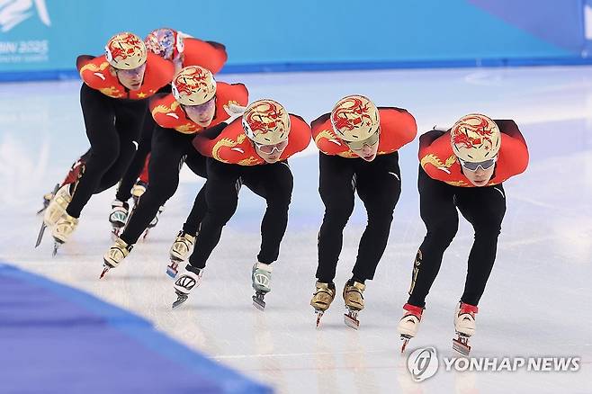 중국 쇼트트랙 대표팀이 지난 3일 2025 하얼빈 동계 아시안게임이 열리는 중국 하얼빈 헤이룽장 빙상훈련센터 다목적홀에서 훈련하고 있다. 연합뉴스