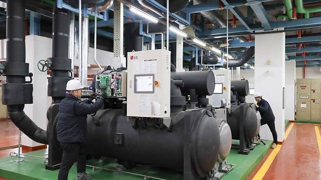 LG전자 하이엠솔루텍 엔지니어들이 LG무급유 칠러 제품을 점검하고 있다. (사진=하이엠솔루텍)