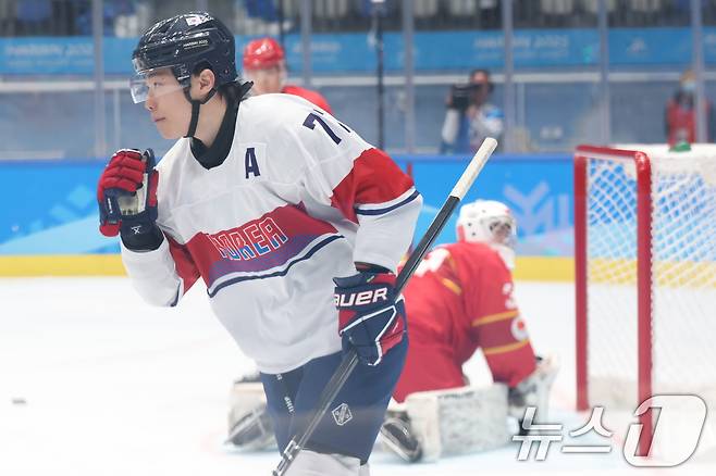 4일 오후 중국 헤이룽장성 하얼빈 아이스하키 아레나에서 열린 하얼빈 동계아시안게임 남자하키 예선 A조 대한민국과 중국의 경기에서 이총민이 득점에 성공한 후 환호하고 있다. 2025.2.4/뉴스1 ⓒ News1 이승배 기자