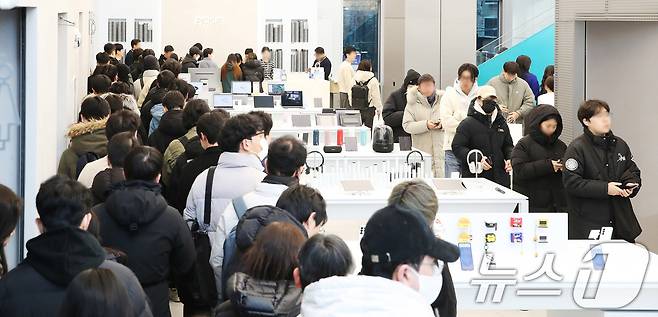 삼성전자는 1월 24일부터 2월 3일까지 진행한 갤럭시 S25 시리즈 국내 사전 판매에서 130만대를 기록했다고 4일 밝혔다. 사진은 갤럭시 S25 시리즈' 사전 개통을 위해 '삼성 강남'을 방문한 고객들이 2층 픽업존 앞에서 제품 수령을 기다리는 모습. (삼성전자 제공) 2025.2.4/뉴스1 ⓒ News1 박지혜 기자