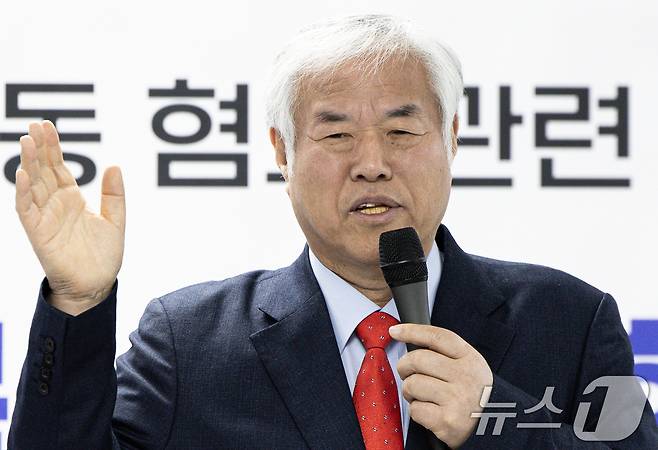 전광훈 사랑제일교회 목사가 5일 오전 서울 여의도 자유통일당 당사에서 기자회견을 열고 내란 선동 혐의 관련 입장을 말하고 있다. 2025.2.5/뉴스1 ⓒ News1 이재명 기자
