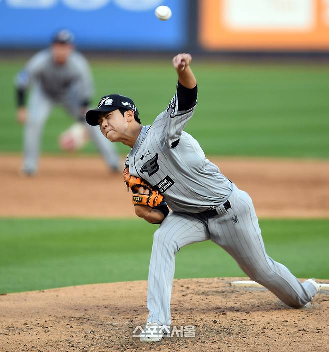 한화 황준서가 수원케이티위즈파크에서 열린 2024 KBO리그 KT와 경기에서 역투하고 있다. 사진 | 스포츠서울DB
