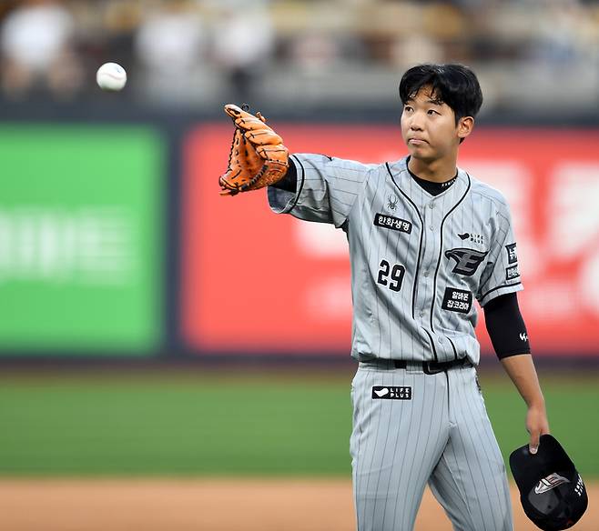 한화 황준서가 수원케이티위즈파크에서 열린 2024 KBO리그 KT전에서 투구 후 공을 돌려받고 있다. 사진 | 스포츠서울DB
