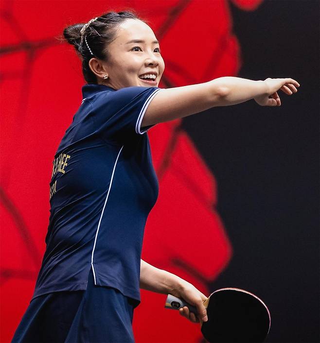 귀화 선수 최고 성공 사례를 쓴 전지희가 3일 싱가포르에서 열린 월드테이블테니스(WTT) 싱가포르 스매시 2025 여자 단식 64강전에서 신유빈을 상대로 경기하던 중 미소 짓고 있다. 이날 경기를 끝으로 선수 생활에 마침표를 찍은 전지희는 신유빈과 함께 2023년 항저우 아시안게임 여자 복식 금메달, 지난해 파리 올림픽 여자 단체전 동메달 등을 합작했다. 사진 출처 WTT 페이스북