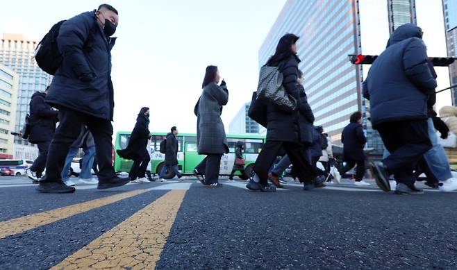 (서울=뉴스1) 김명섭 기자 = 설 명절 연휴를 마치고 본격적인 출근이 시작된 3일 오전 서울 광화문네거리에서 시민들이 활기찬 발걸음으로 출근하고 있다. 2025.2.3/뉴스1 /사진=뉴스1화상