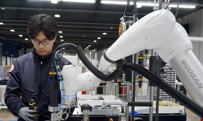 두산로보틱스 직원이 태국 방콕 로봇 시스템통합 업체 VRNJ사에 공급하는 협동로봇 M시리즈를 시연하고 있다. 두산로보틱스 제공