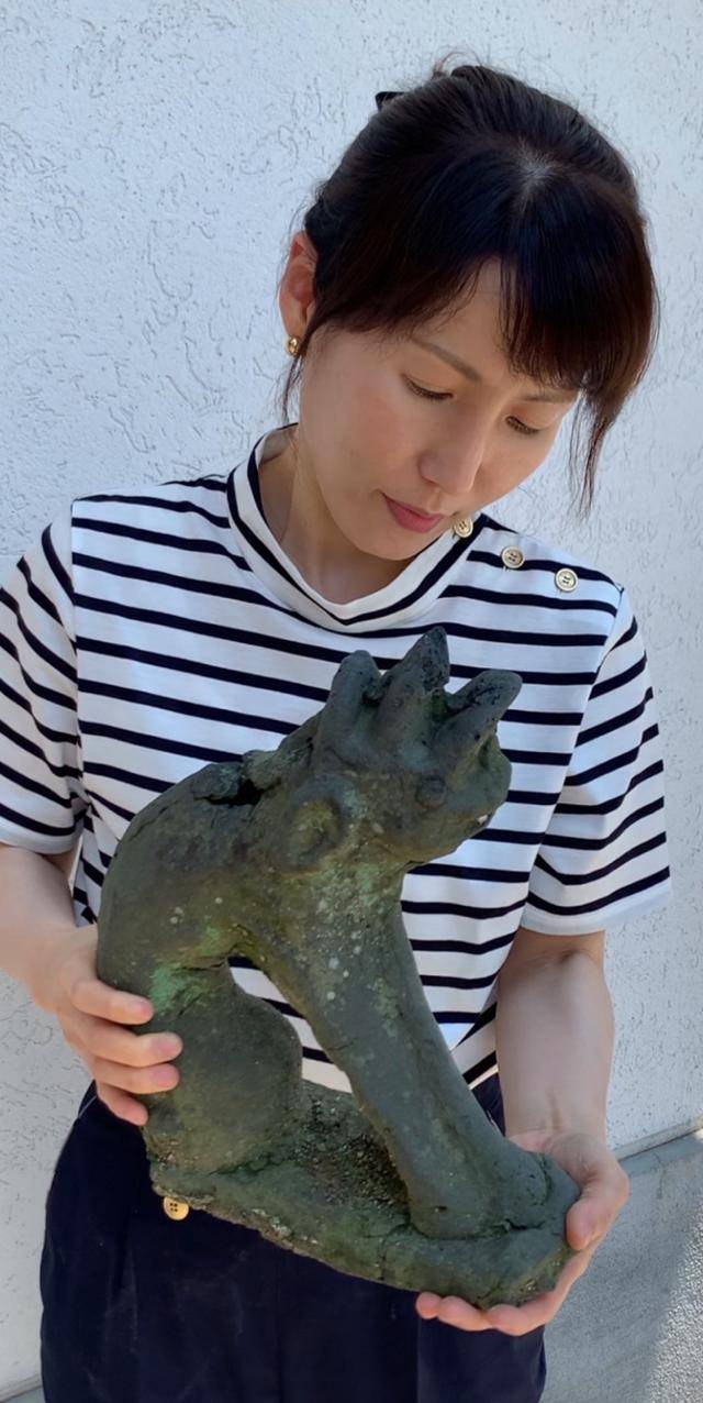 김성연 관장이 일본인 소장자가 현판과 함께 보관 중이던 이귀박을 들고 있다. 본인 제공