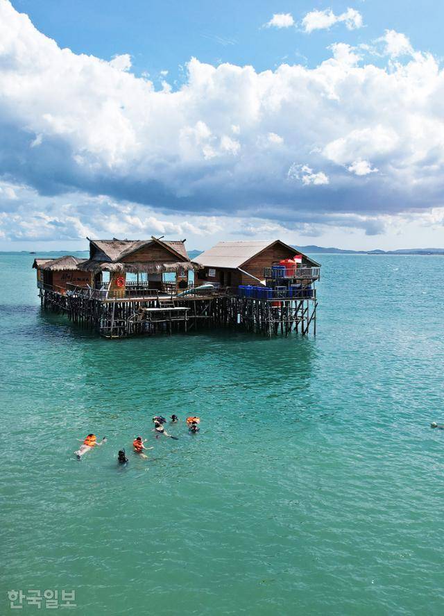 여행객들이 빈탄섬 수상가옥 주변에서 스노클링을 즐기고 있다.