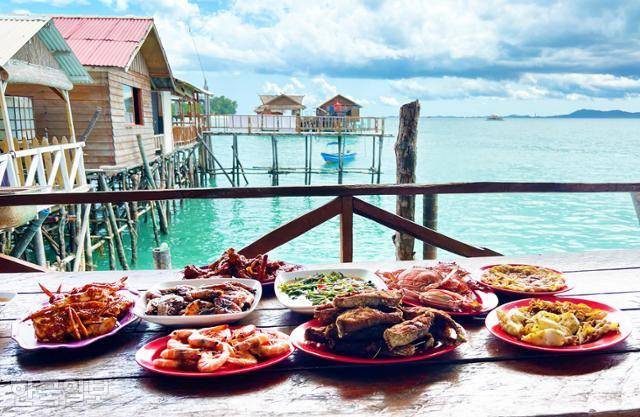 수상가옥에 차려진 해산물 요리가 꿀맛이다.