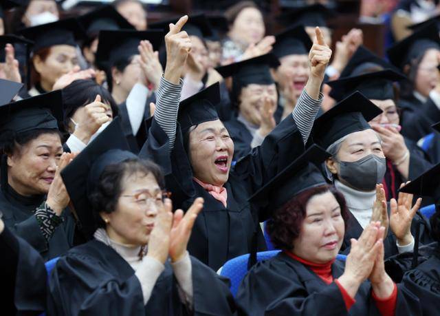 배움에는 때가 없다. 앎의 열정에 나이는 그저 숫자에 불과하다. 졸업식장에 앉은 늦깎이 학생들의 웃음과 눈물과 환호가 꽃보다 아름답다. 한국일보 자료사진