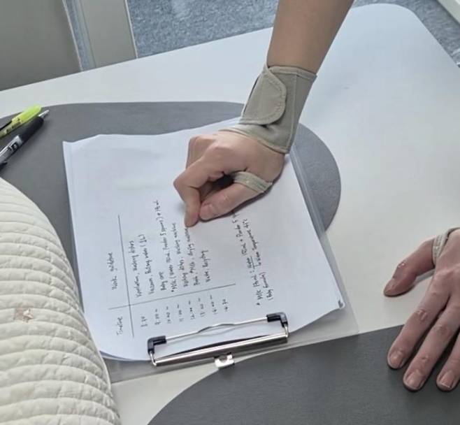 지난해 9월, 서울 한 아파트에서 영어로 된 업무지시서를 살펴보고 있는 필리핀 가사관리사. (서울시 제공)