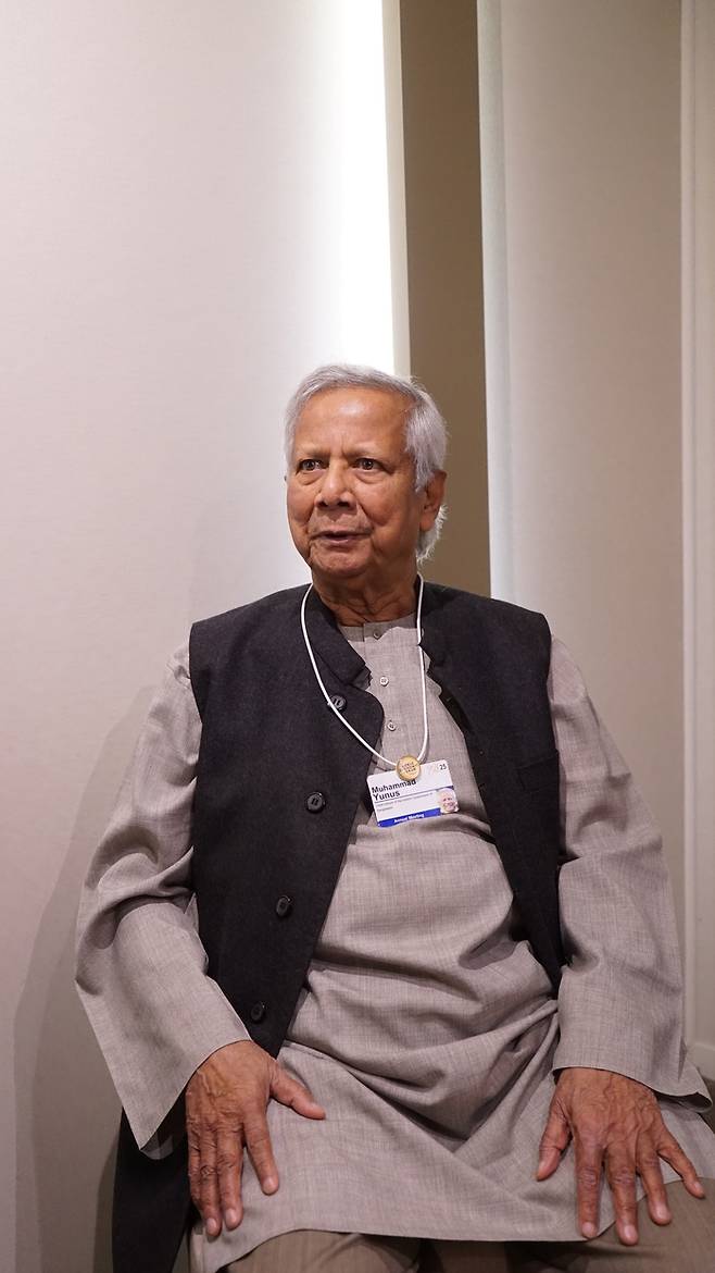 무함마드 유누스 방글라데시 과도정부 최고고문이 손현덕 매일경제신문 대표와 세계경제포럼이 열린 스위스 다보스 콩그레스센터에서 대담을 나누고 있다. 배병민 MBN 기자