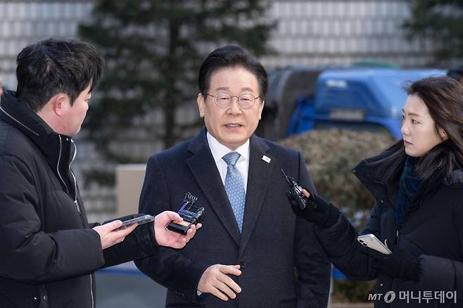 (서울=뉴스1) 박세연 기자 = 이재명 더불어민주당 대표가 4일 서초구 서울중앙지법에서 열린 '대장동·위례·성남FC·백현동 의혹' 관련 특정범죄가중처벌등에관한법률위반(뇌물) 혐의 공판에 출석하며 취재진 질문에 답하고 있다. (공동취재)2025.2.4/뉴스1 Copyright (C) 뉴스1. All rights reserved. 무단 전재 및 재배포, AI학습 이용 금지. /사진=(서울=뉴스1) 박세연 기자