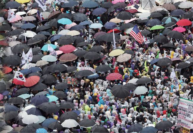 지난 1일 오후 부산 동구 부산역 광장에서 열린 윤석열 대통령 탄핵 반대 집회에 수만 명에 달하는 시민들이 참석해 구호를 외치고 있다. 뉴시스