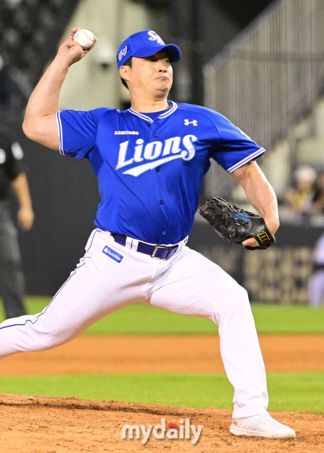 2024년 6월 27일 서울 잠실야구장에서 진행된 '2024 신한 SOL 뱅크 KBO 리그' 삼성-LG의 경기. 삼성 오승환이 8회말 구원 등판해 역투를 펼치고 있다./마이데일리