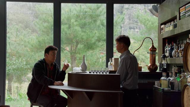 ‘소주랩소디’의 한 장면. 맹개술도가에서 박성호 이사와 안동소주를 시음하고 있는 백종원 요리연구가. ⓒ이엘TV