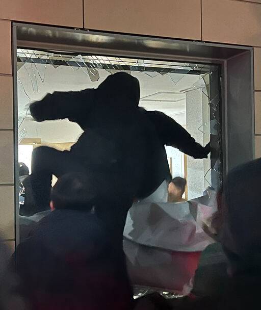 지난 1월 19일 윤석열 대통령에 대한 구속영장이 발부되자 서울서부지법에 지지자들이 유리창을 깨고 법원 내부로 진입해 난동을 부리고 있다. 뉴스1