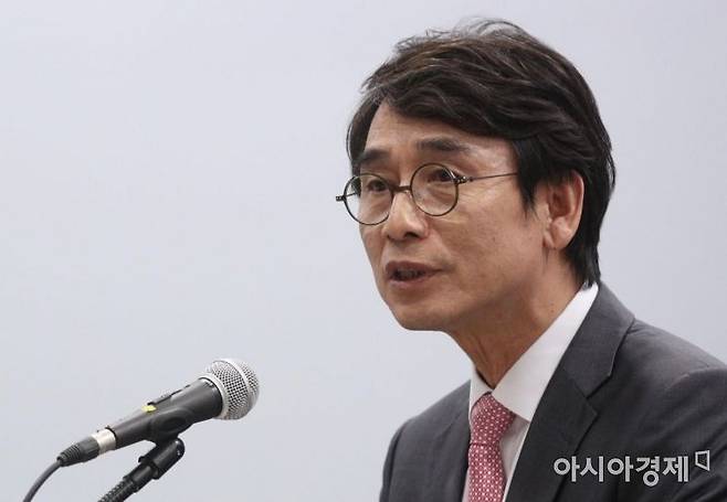 이재명 더불어민주당 대표를 견제하며 존재감 키우기에 나선 비명계 주자들의 대선 전략에 유시민 작가가 비판적인 시각을 드러냈다. 5일 유튜브 방송 '매불쇼'에 출연한 유 작가는 '이재명 일극체제'에 비판적인 목소리를 내는 비명계 주자들을 향해 "망하는 길로 가고 있는 것"이라며 강하게 비판했다. 김현민 기자