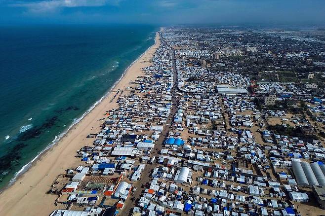 가자 지구 남부 칸 유니스 해변에 들어선 팔레스타인 난민들의 텐트