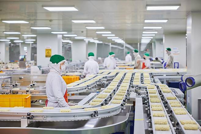 삼양식품 밀양공장 면 스프 투입 공정. /삼양식품 제공