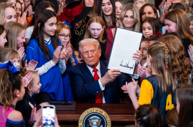도널드 트럼프 미국 대통령이 5일(현지시간) 워싱턴DC 백악관에서 성전환자(트랜스젠더)의 여성 스포츠 경기 참가를 금지하는 행정명령에 서명한 뒤 문서를 들어 보이고 있다. ⓒEPA/연합뉴스