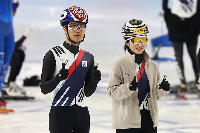 쇼트트랙 대표팀 김태성(왼쪽)과 김길리가 5일 오후(한국시각) 중국 하얼빈 헤이룽장 빙상훈련센터 다목적홀에서 열린 공식훈련 중 카메라를 향해 엄지를 치켜세우고 있다. 하얼빈/연합뉴스