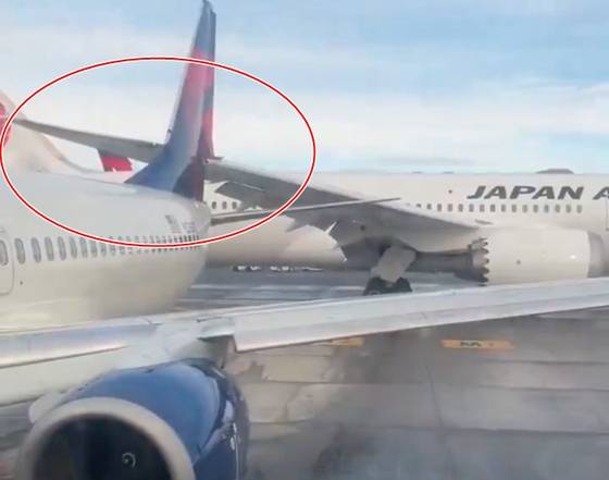 미국 워싱턴주 시애틀공항의 활주로에서 5일(현지시간) 일본항공과 델타항공 여객기가 충돌하는 사건이 발생했다. 엑스 캡처