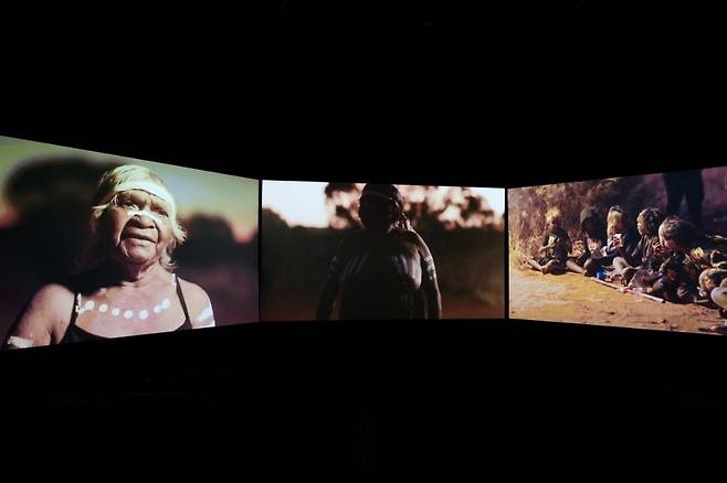 작품명: Iwantja Inma: Song, dance, ceremony , 2024, three-channel video, 7:28. / 상세 정보: Kunmanara (Peter) Mungkari, Alec Baker, Hughie Cullunan, Angkuna Baker, Maringka Burton, Betty Muffler Active 1980s – Anangu Pitjantjatjara Yankunytjatjara Lands / 구매, 소장 정보: Purchased with funds donated by Dr. Jason Catlett, and Biddy & Chris Van Aanholt and Supporters of First Nations Art, 2024 / 사진. ©조원진